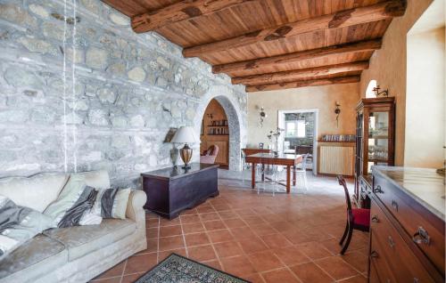 Χώρος καθιστικού στο 4 Bedroom Gorgeous Home In Satriano