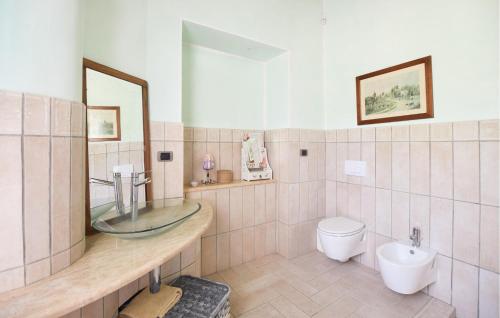 Ένα μπάνιο στο 4 Bedroom Gorgeous Home In Satriano