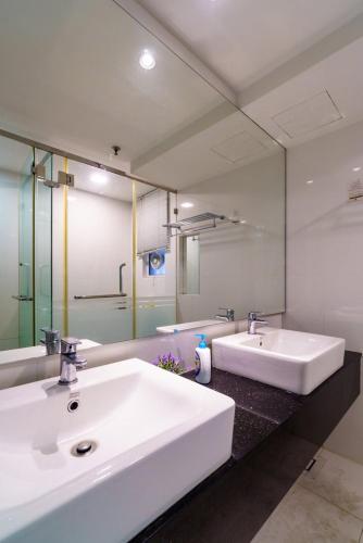 a bathroom with two sinks and a large mirror at Meritus Seaview Apartment in Perai