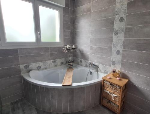 une baignoire dans une salle de bain avec une fenêtre dans l'établissement maison agréable avec terrasse, à Joinville