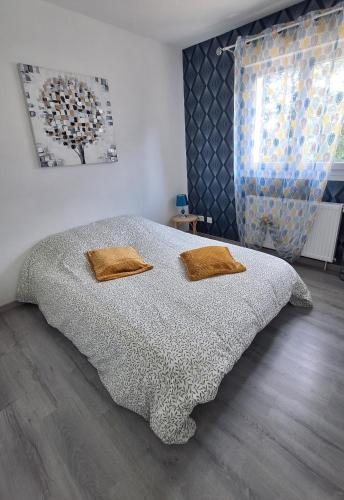 une chambre avec un lit avec deux oreillers dessus dans l'établissement maison agréable avec terrasse, à Joinville