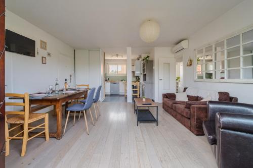 una sala de estar con un sofá y una mesa en Le Casselardit -T4 proche Hôpital - Clim - Balcon, en Toulouse