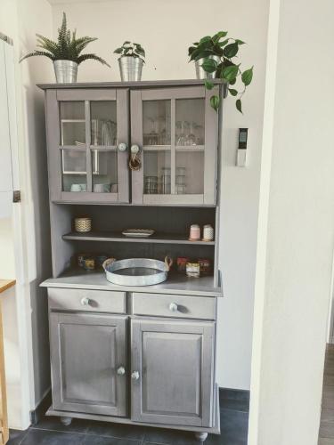 un hutch gris avec des plantes en pot au-dessus dans l'établissement Le Casselardit -T4 proche Hôpital - Clim - Balcon, à Toulouse