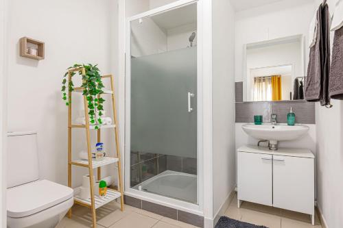 a bathroom with a shower and a toilet and a sink at COSYHOME - Studio Familial Confortable - Paris - CDG - Parking privé in Aulnay-sous-Bois