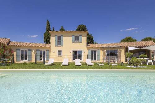 Cette villa offre une vue sur l'eau. dans l'établissement Soleil de Provence, à Piolenc