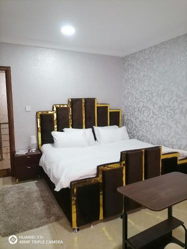 Postel nebo postele na pokoji v ubytování Cozy Suites