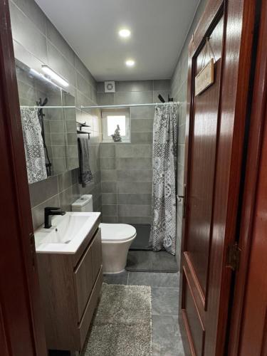 Et badeværelse på 200M - Train Station Barrinha Beach House & Pool