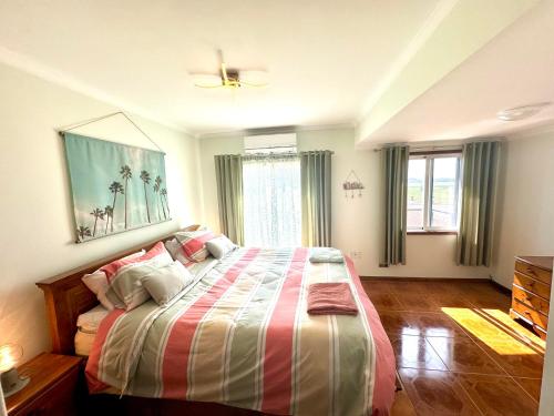 En eller flere senge i et værelse på 200M - Train Station Barrinha Beach House & Pool