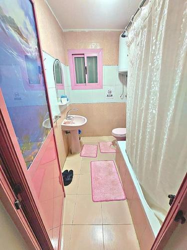 ein Badezimmer mit Dusche, Waschbecken und Toilette in der Unterkunft Pyramids Suite in Kairo