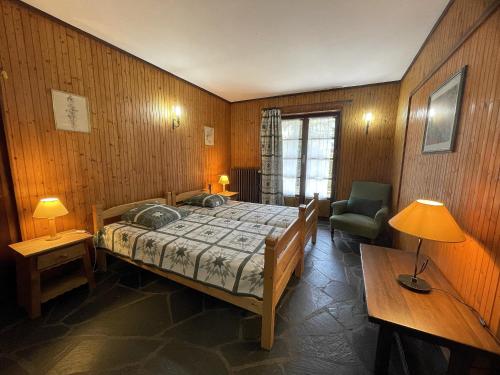 - une chambre avec un lit, une chaise et deux lampes dans l'établissement Alpee 1 - Appartement proche pistes de ski, à La Clusaz