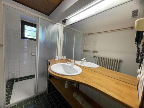 une salle de bain avec un lavabo et un miroir dans l'établissement Alpee 3 - Appartement proche pistes de ski, à La Clusaz