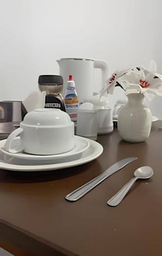 Un mostrador con platos y utensilios sobre una mesa. en Pousada Ventos do Mar, en Natal