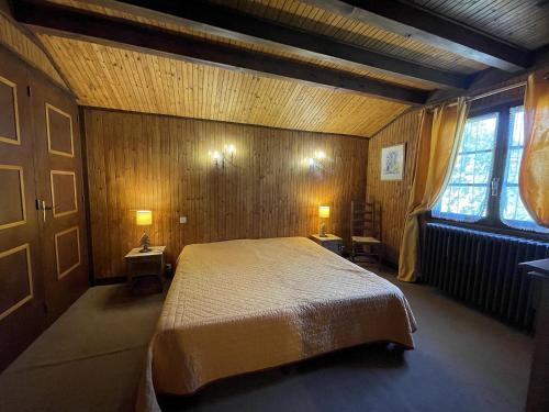 - une chambre avec un lit, deux tables et deux lampes dans l'établissement Alpee 5 - Appartement proche pistes de ski, à La Clusaz