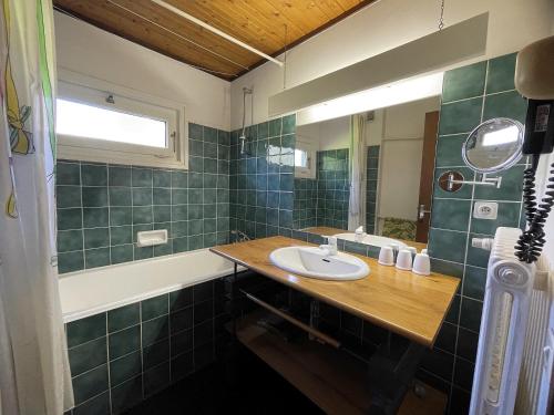 une salle de bain avec un lavabo et un miroir dans l'établissement Alpee 5 - Appartement proche pistes de ski, à La Clusaz
