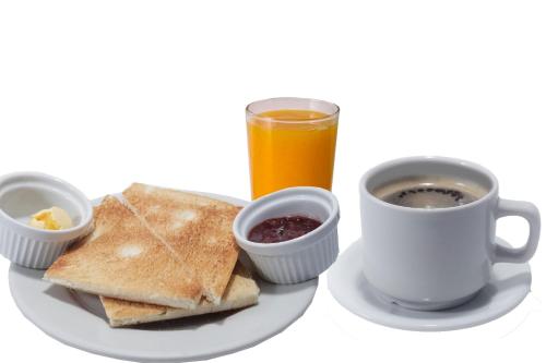 un plato de comida con tostadas y una taza de café en Suite Service Apart Hotel, en Lima