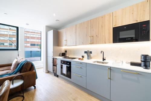 Dapur atau dapur kecil di Stay Kula Birmingham - New Street Station