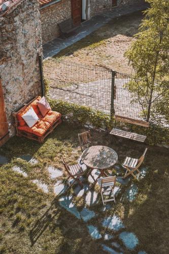 an overhead view of a table and chairs and a couch at Cim's Apartments Cerdanya 1 in Bellver de Cerdanya 