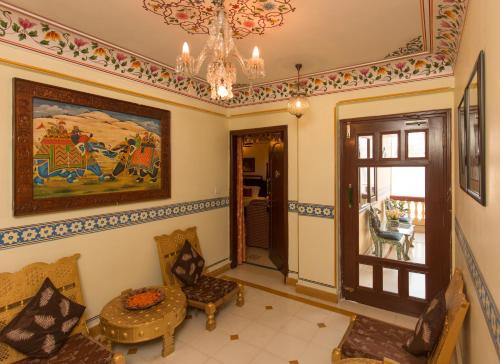 Posezení v ubytování Umaid Bhawan - A Heritage Style Boutique Hotel