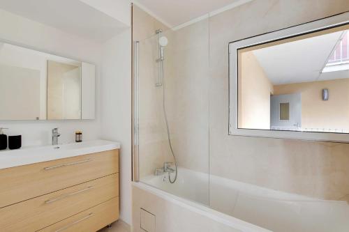 une salle de bain avec une douche, un lavabo et un miroir dans l'établissement Chic Duplex with Rooftop -3BD-6P- Nogent-sur-Marne, à Nogent-sur-Marne
