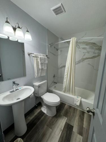 Un baño de Travelodge by Wyndham Gainesville
