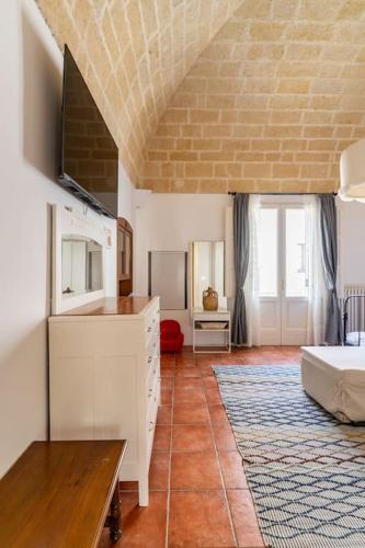 a room with a kitchen and a living room at Holiday Home Dimora Effe in Castellaneta
