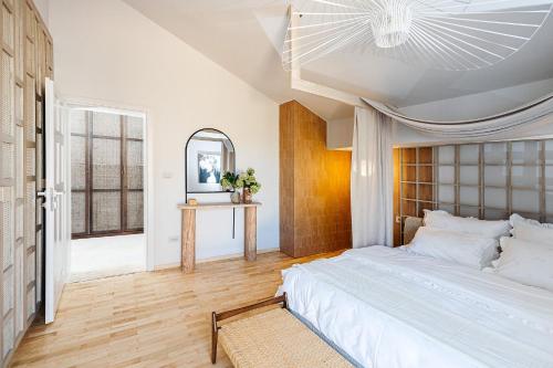 Luxurious Villa Ksenia with Pool Murterにあるベッド