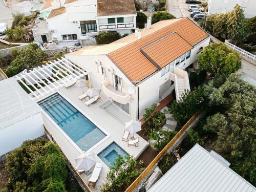 Luxurious Villa Ksenia with Pool Murterの敷地内または近くにあるプール