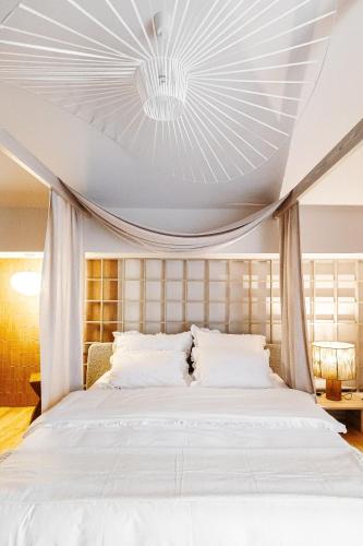 Luxurious Villa Ksenia with Pool Murterにあるベッド