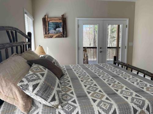 WhittierにあるSmokey Mountain Getaway - new renovation - Mountain Views with Sunsetsの掛け布団が敷かれたベッドのある寝室