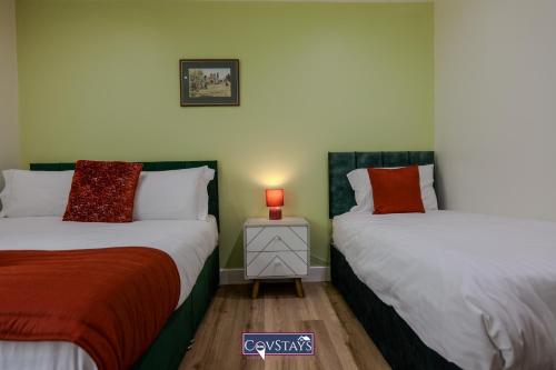 Postel nebo postele na pokoji v ubytování Beauchamp House - Apartment in Coventry City Centre by CovStays