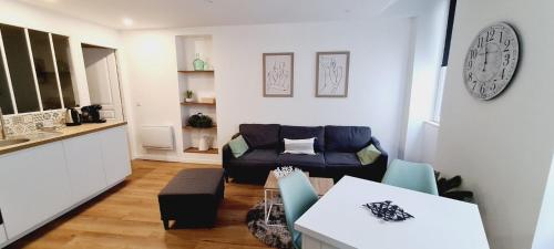 un salon avec un canapé et une table dans l'établissement Les Olivettes - Appartement calme au coeur d'Anduze, à Anduze