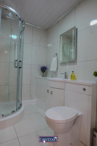 Bagno di Beauchamp House - 2-bed apartment in Coventry City Centre, Free Parking, by COVSTAYS
