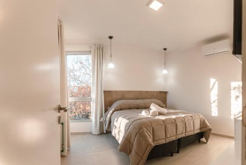 una camera da letto con un letto e una finestra di Alegria Apart a San Rafael