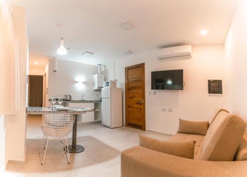 un soggiorno con divano e cucina di Alegria Apart a San Rafael