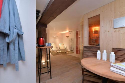 une chambre avec une table et une chambre avec des chaises dans l'établissement Les Toits du Tonnelier - 64 m2 - situation plein centre médiéval - sauna - 2 garages, à Kaysersberg