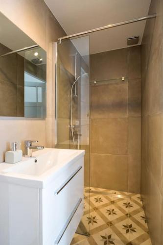 a bathroom with a white sink and a shower at Eindhoven City Suites Hertogstraat D Modern 2P in Eindhoven
