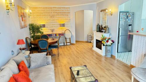un salon avec un canapé et une table dans l'établissement Appartement 4 pièces proche Paris et Disneyland, à Fontenay-sous-Bois
