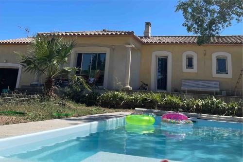 Maison avec piscine billard