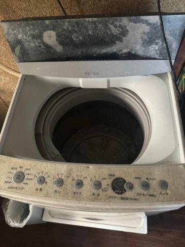a washing machine sitting on top of a counter at Hikari Kitaayase - 光莉 北綾瀬 - 浅草や上野へアクセス良好 MAX11名の和風宿 無料Wi-Fi in Tokyo