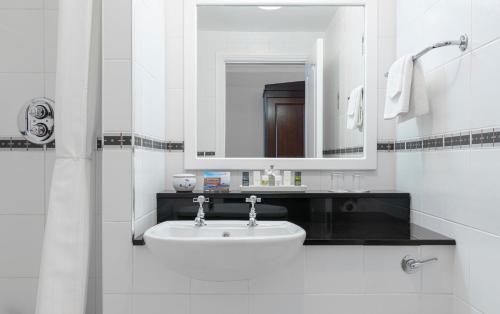 Ένα μπάνιο στο Bayview Hotel