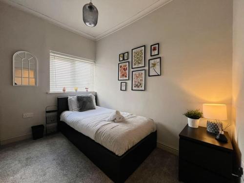 Katil atau katil-katil dalam bilik di Stylish 2Bed House in the Heart of Wigan
