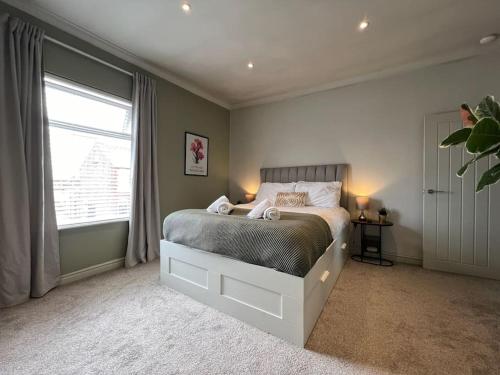 Katil atau katil-katil dalam bilik di Stylish 2Bed House in the Heart of Wigan