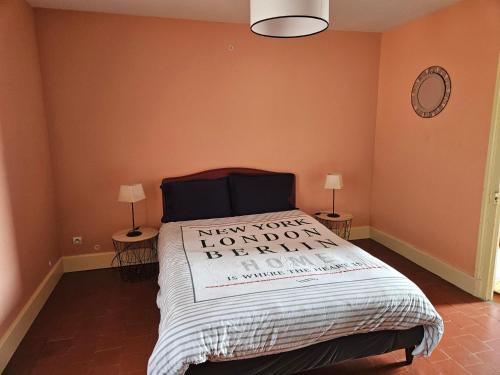 - une chambre dotée d'un lit avec un oreiller qui lit la nouvelle maison cassée dans l'établissement Gîtes à la ferme, à Maux