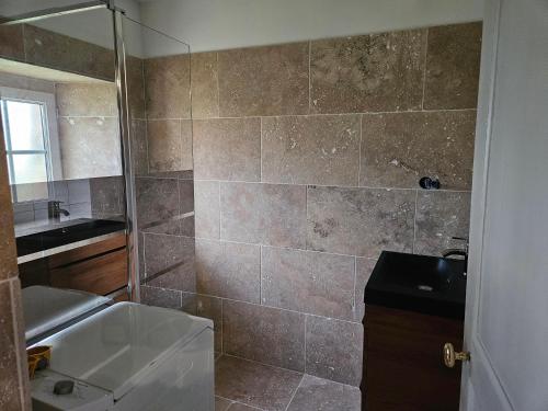 une salle de bain avec douche et lavabo dans l'établissement Gîtes à la ferme, à Maux