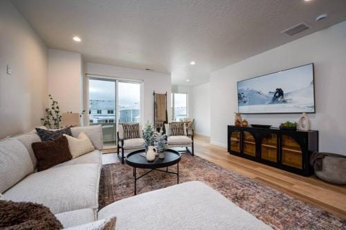 una sala de estar con un sofá y una mesa en Cozy Ski Getaway in Mountain Green, en Morgan