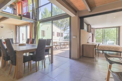 une salle à manger avec une table et des chaises dans l'établissement Ousidou, à Sauveterre