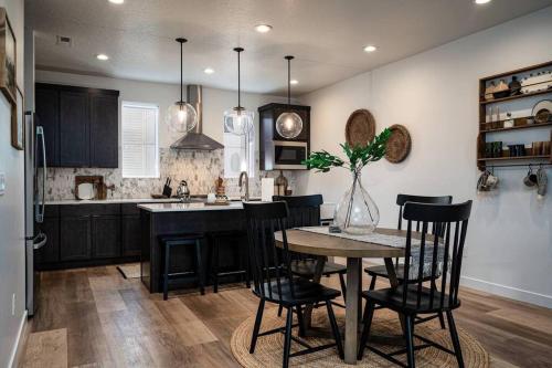 cocina con mesa, sillas y barra en Cozy Ski Getaway in Mountain Green, en Morgan