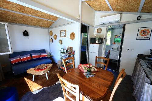 un salon avec une table et un canapé dans l'établissement Gîte Un chalet en Sidobre, à Lacrouzette