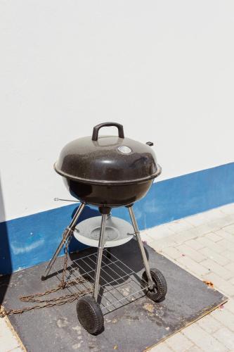 a black grill sitting on top of a sidewalk at Casa Vó Briata in Mértola