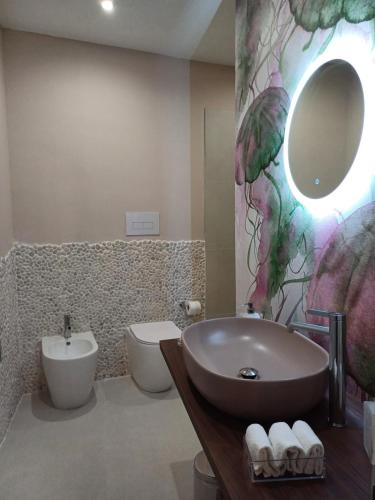 un baño con lavabo e inodoro en Difronte Palatina Chapel, en Palermo